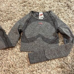 Lightly worn Gymshark cropped long sleeve work out top.